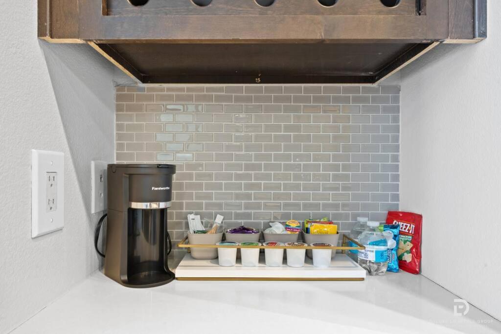 Downtown Houston Deluxe King Suite With Spa Amenities, Pool And Free Parking Bagian luar foto
