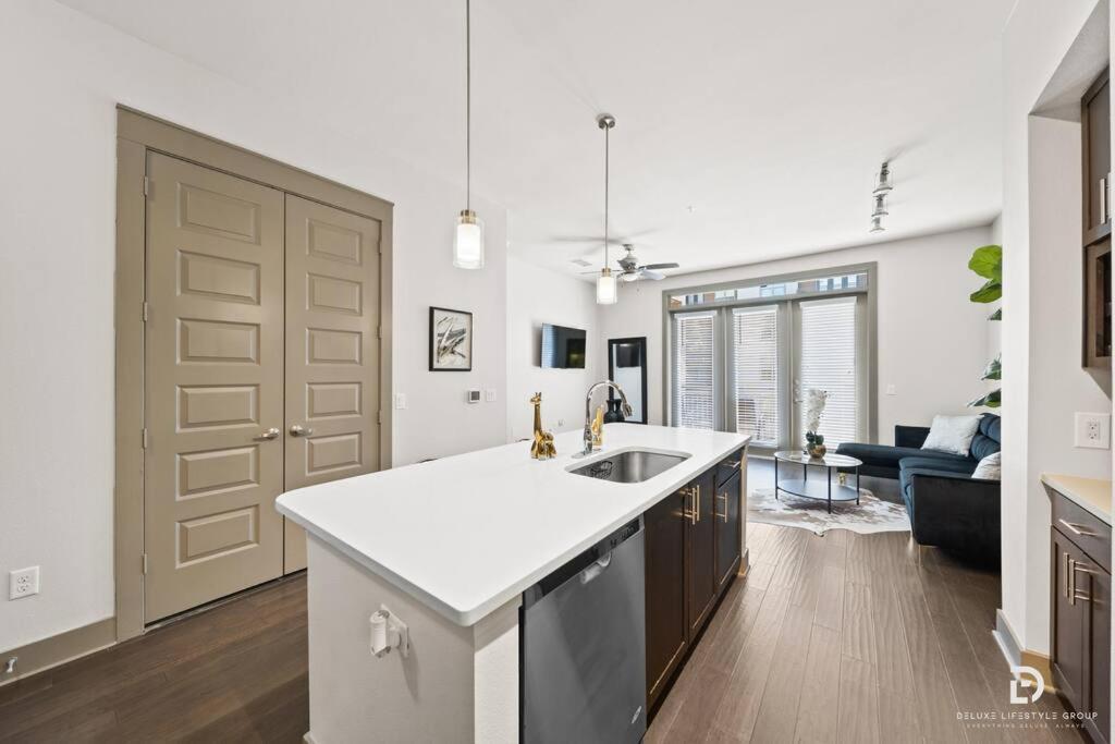 Downtown Houston Deluxe King Suite With Spa Amenities, Pool And Free Parking Bagian luar foto