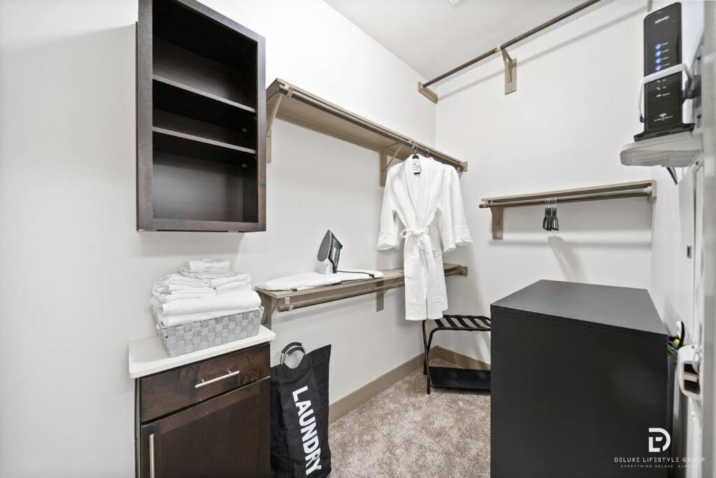 Downtown Houston Deluxe King Suite With Spa Amenities, Pool And Free Parking Bagian luar foto