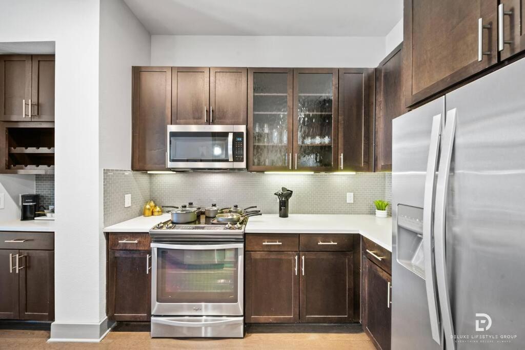 Downtown Houston Deluxe King Suite With Spa Amenities, Pool And Free Parking Bagian luar foto