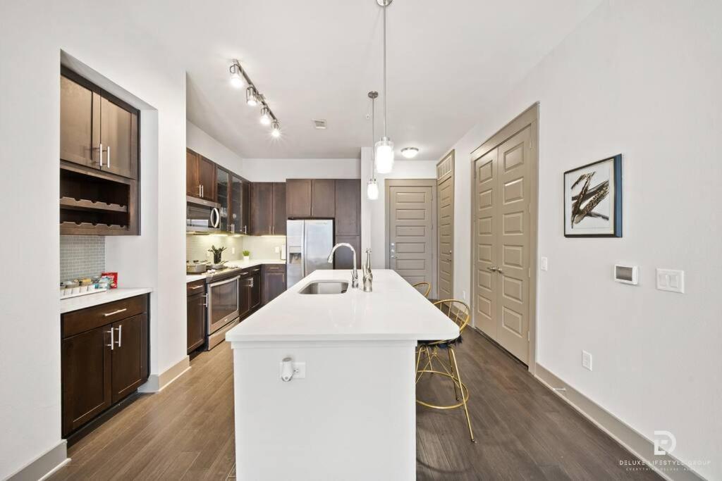 Downtown Houston Deluxe King Suite With Spa Amenities, Pool And Free Parking Bagian luar foto