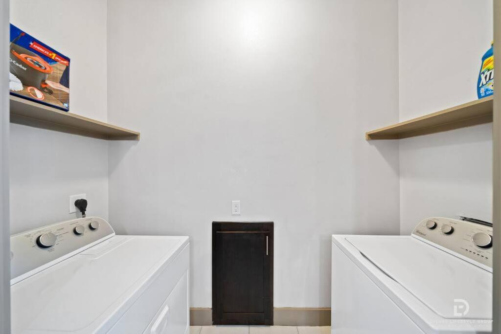 Downtown Houston Deluxe King Suite With Spa Amenities, Pool And Free Parking Bagian luar foto