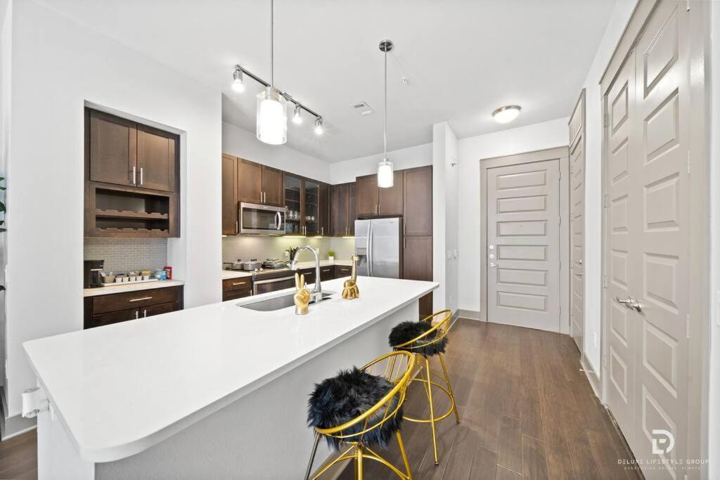 Downtown Houston Deluxe King Suite With Spa Amenities, Pool And Free Parking Bagian luar foto