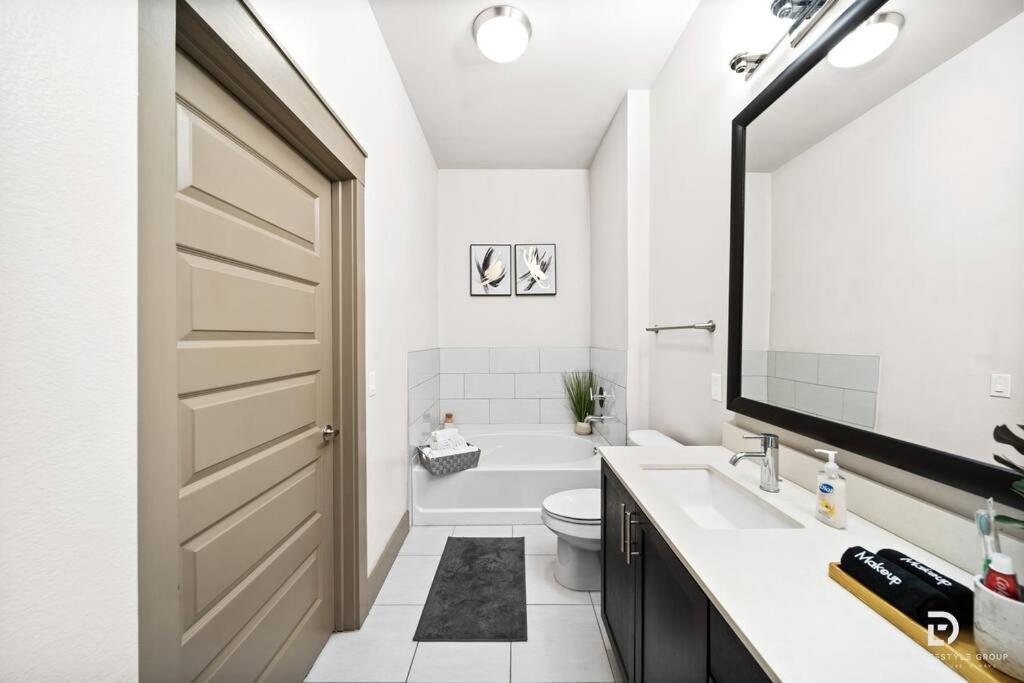 Downtown Houston Deluxe King Suite With Spa Amenities, Pool And Free Parking Bagian luar foto