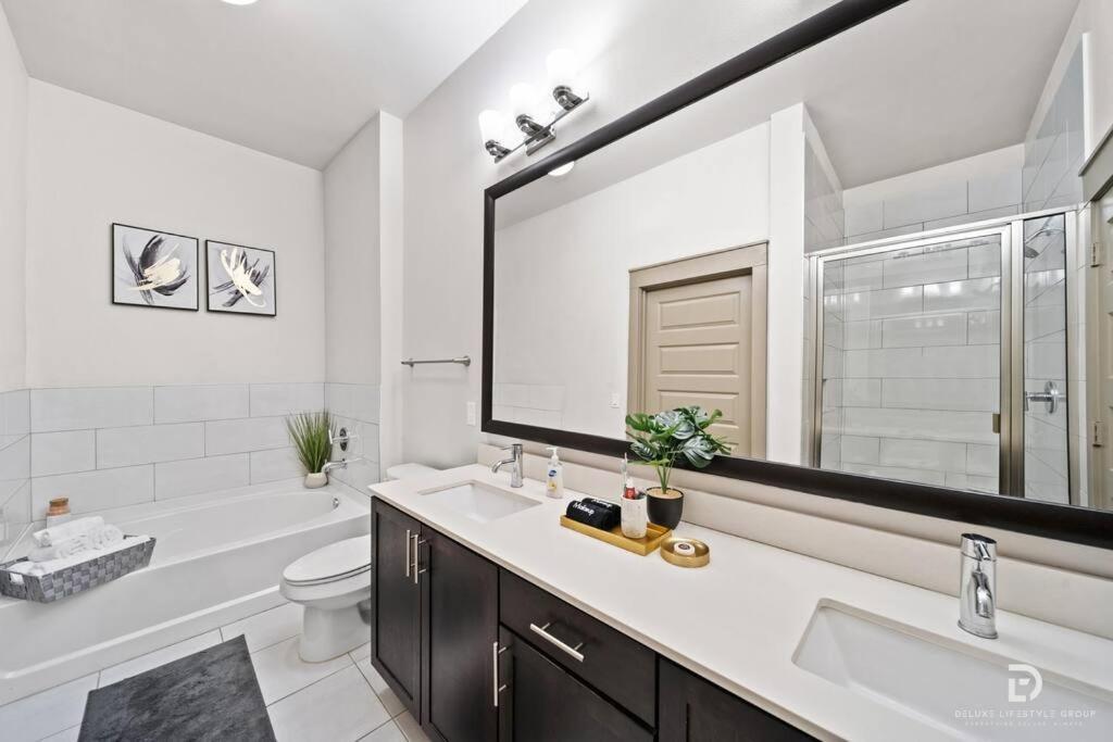 Downtown Houston Deluxe King Suite With Spa Amenities, Pool And Free Parking Bagian luar foto