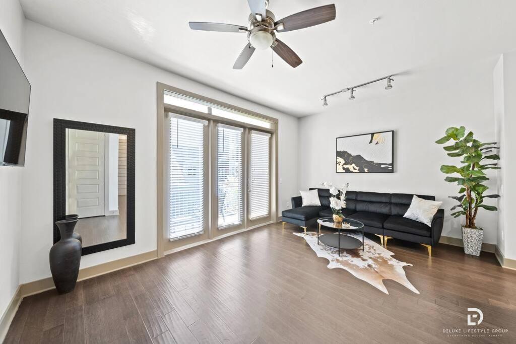 Downtown Houston Deluxe King Suite With Spa Amenities, Pool And Free Parking Bagian luar foto